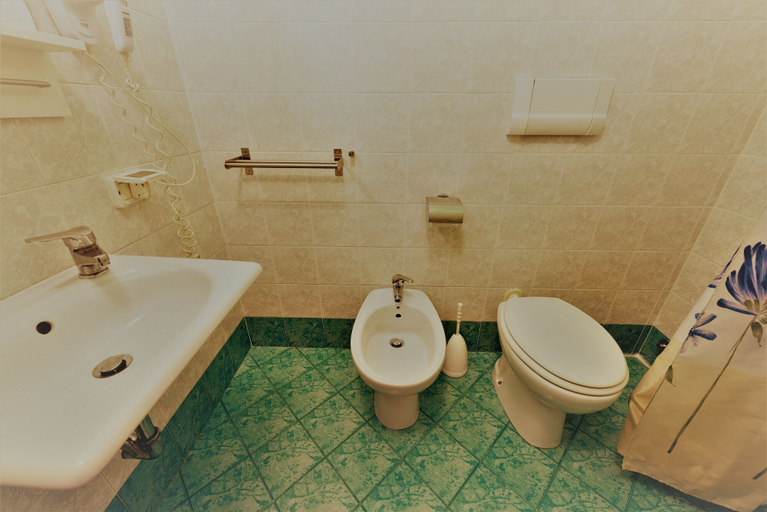 Bathroom 5, Hotel Palazzuolo, Florence
