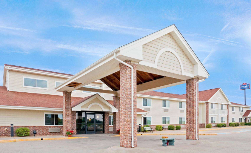 Exterior & Views 2, AmericInn by Wyndham Manitowoc, Manitowoc