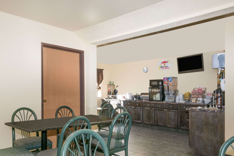 Food & Drinks 5, Super 8 by Wyndham Topeka/Wanamaker RD/I-70, Shawnee