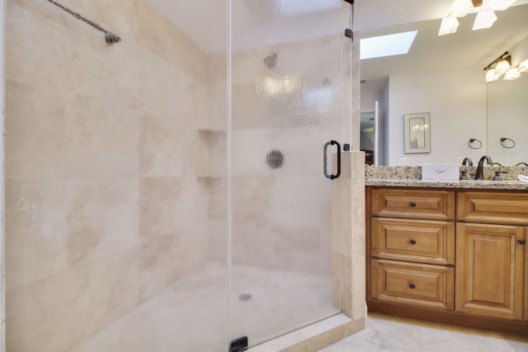 Bathroom 4, Shelley Court 7, Beaufort