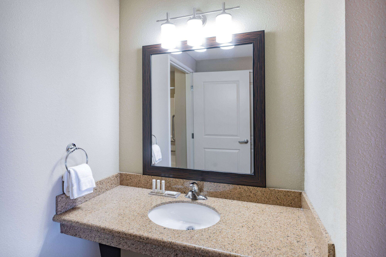Bathroom 5, Hawthorn Suites by Wyndham Williston, Williams