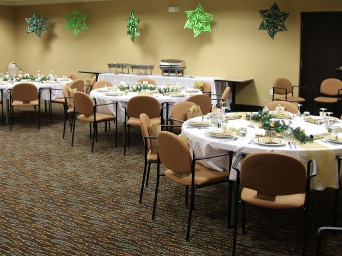 Food & Drinks 5, Wingate By Wyndham Regina, Division No. 6