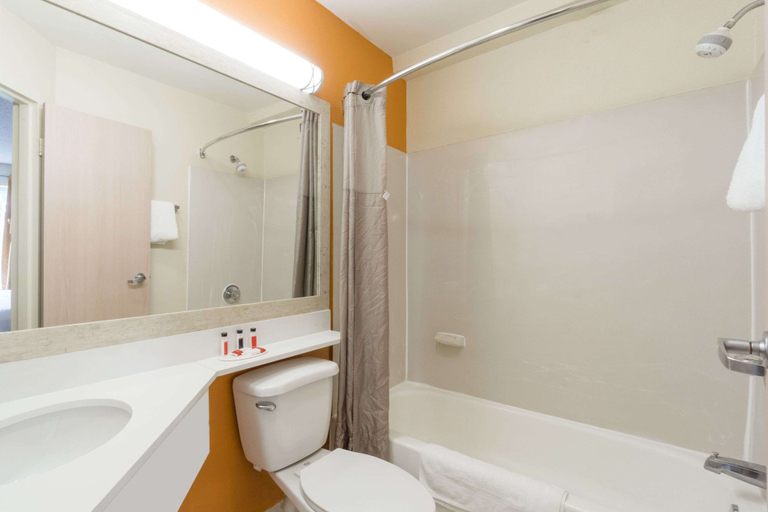 Bathroom 4, Days Inn by Wyndham Florence Cincinnati Area, Boone