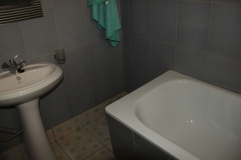 Bathroom 3, Motel Tuku, Buruli
