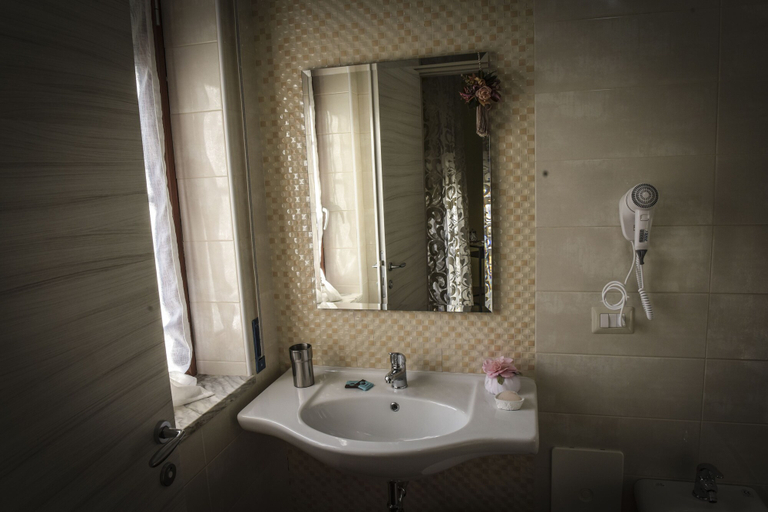 Bathroom 5, Le Fontane del Re, Caserta