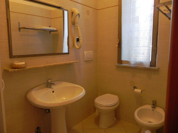 Bathroom 4, Villa Robinia, Roma