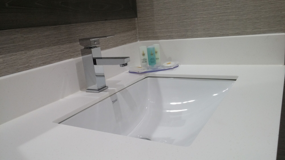Bathroom 3, Quality Inn, Simcoe