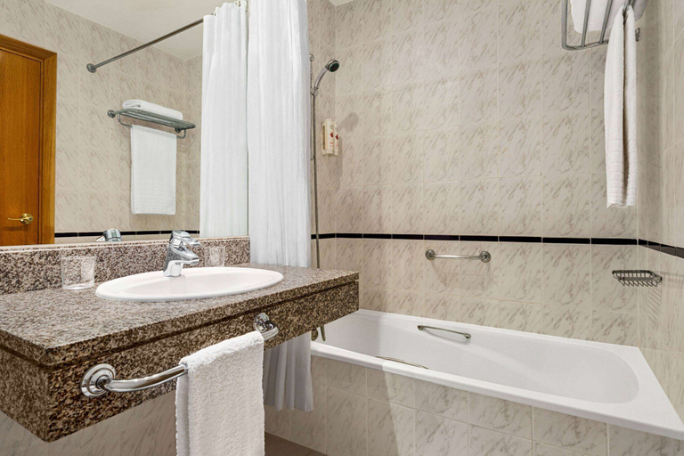 Bathroom 5, Ramada by Wyndham Madrid Tres Cantos, Madrid