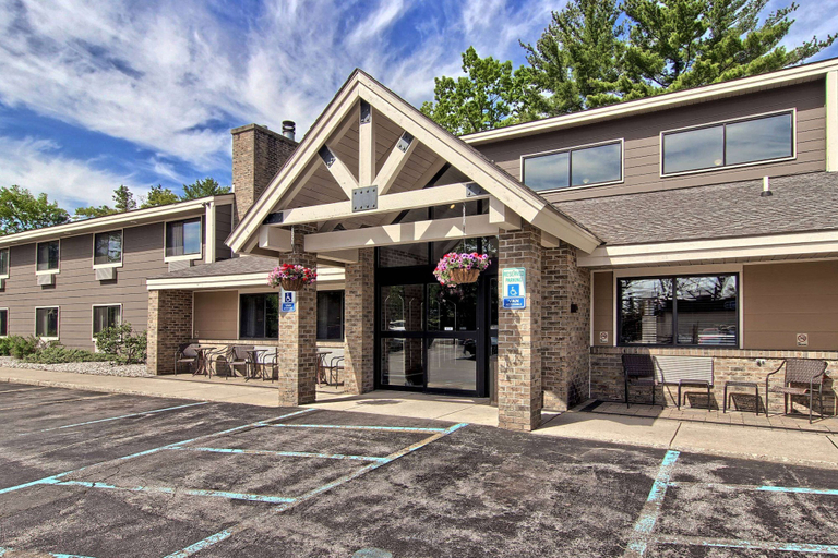 Exterior & Views 2, Blossom Hotel & Suites Traverse City, Grand Traverse