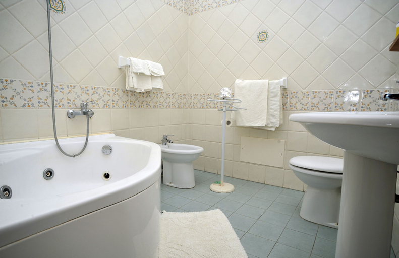 Bathroom 4, Hotel Gentile, Napoli