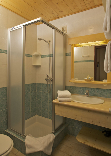 Bathroom 4, Hotel l'Hermine Blanche, Haute-Savoie