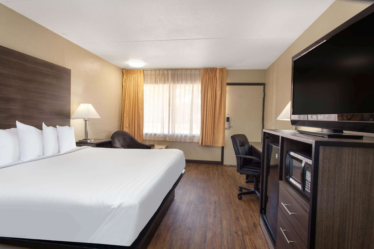 Bedroom 3, Travelodge by Wyndham Deltona, Volusia