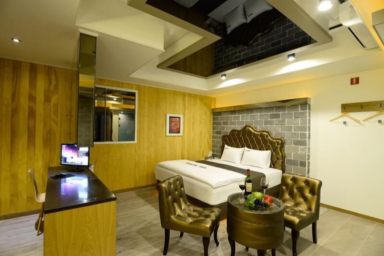Bedroom 4, Hotel Asia, Buk