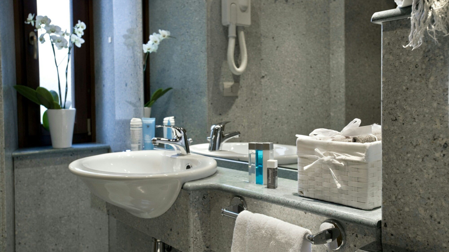 Bathroom 5, Albergo La Pace, Rome