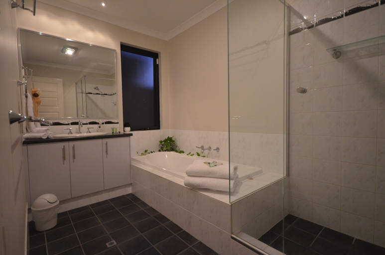 Bathroom 3, Ellard Bed & Breakfast, Perth