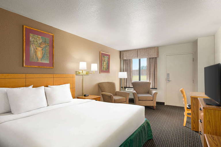 Bedroom 5, Travelodge by Wyndham Wellington KS, Sumner