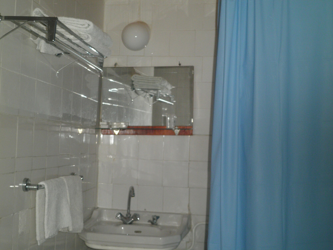 Bathroom 5, Christys Palace Hotel