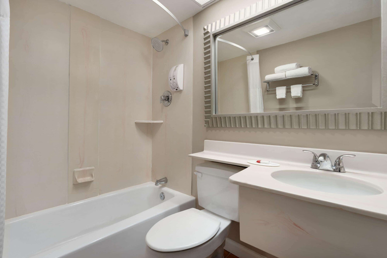 Bathroom 5, Super 8 by Wyndham West Greenwich/Providence, Kent