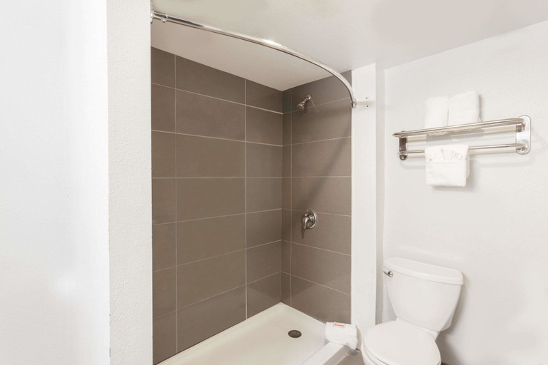 Bathroom 4, Howard Johnson by Wyndham San Diego Hotel Circle, San Diego