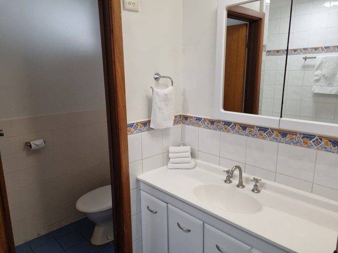 Bathroom 4, Emu Beach Chalets, Albany
