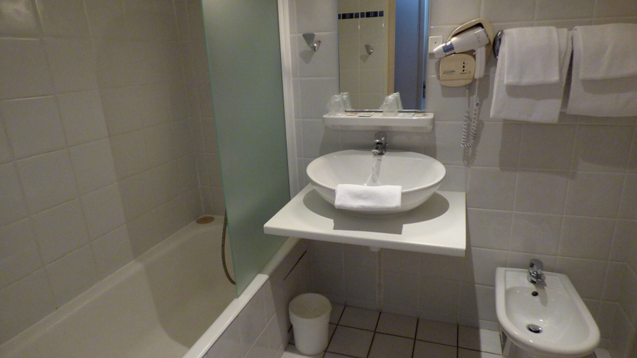 Bathroom 4, Hôtel de la Vallée, Hautes-Pyrénées