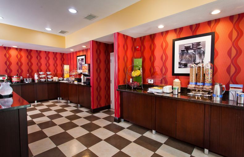 Food & Drinks 5, Hampton Inn & Suites Sacramento-Cal Expo, Sacramento