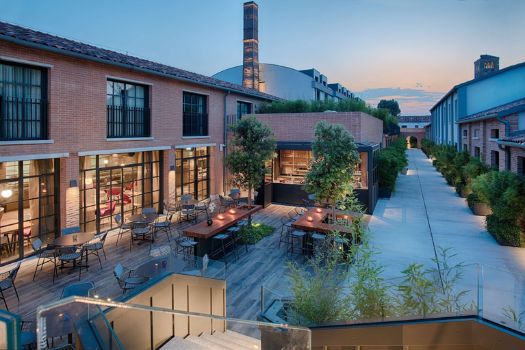 Exterior & Views