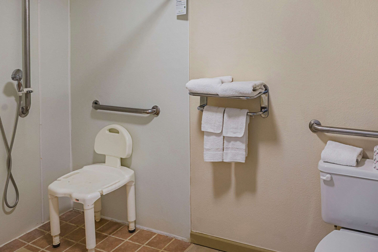 Bathroom 5, Quality Inn Biloxi Beach, Harrison