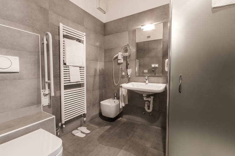 Bathroom 4, Hotel Opera', Verona