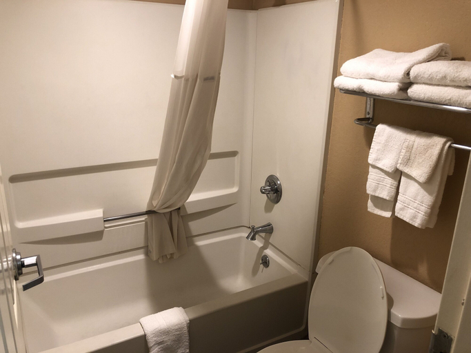 Bathroom 4, Days Inn by Wyndham Columbus, Lowndes