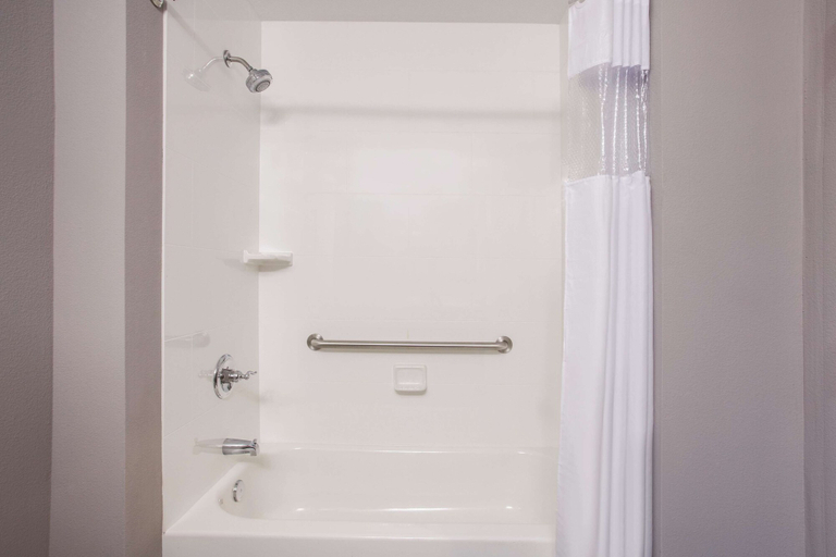 Bathroom 5, La Quinta Inn & Suites by Wyndham Cullman, Cullman