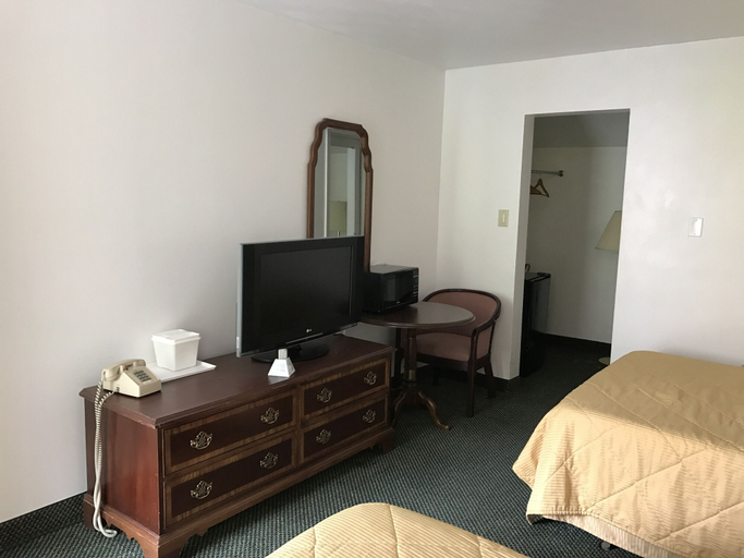 Bedroom 4, Relax Inn Altoona, Blair