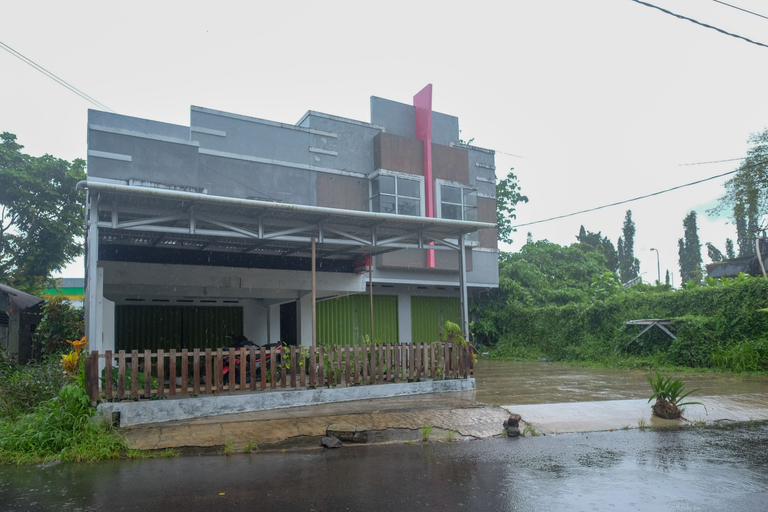 Exterior & Views 2, RedDoorz @ Lapangan Bandara Sam Ratulangi Manado, Manado