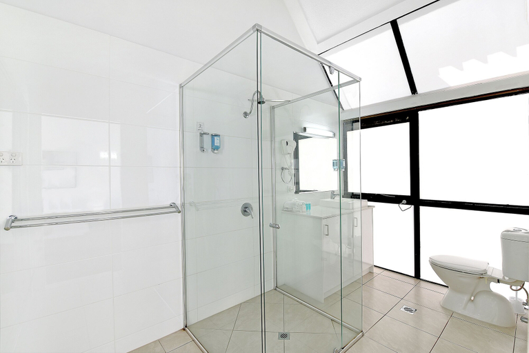 Bathroom 5, Broadbeach Travel Inn Apartments, Gold Coast