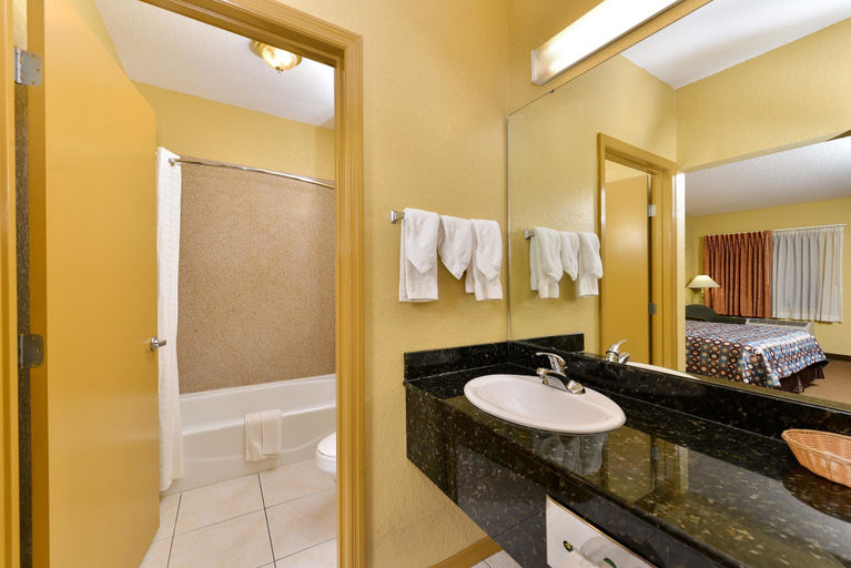 Bathroom 4, Americas Best Value Inn Starke, Bradford