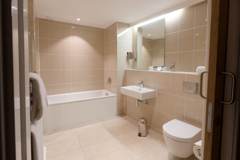 Bathroom 4, Sandford Springs Hotel & Golf Club, Hampshire