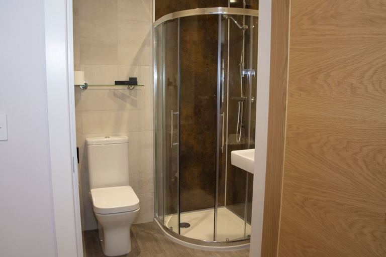 Bathroom 3, Rose and Crown, Dorset