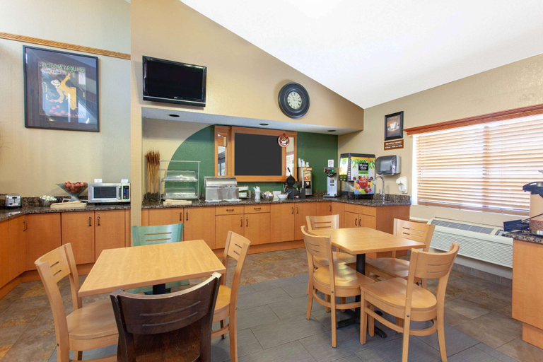 Food & Drinks 5, AmericInn by Wyndham Ham Lake, Anoka