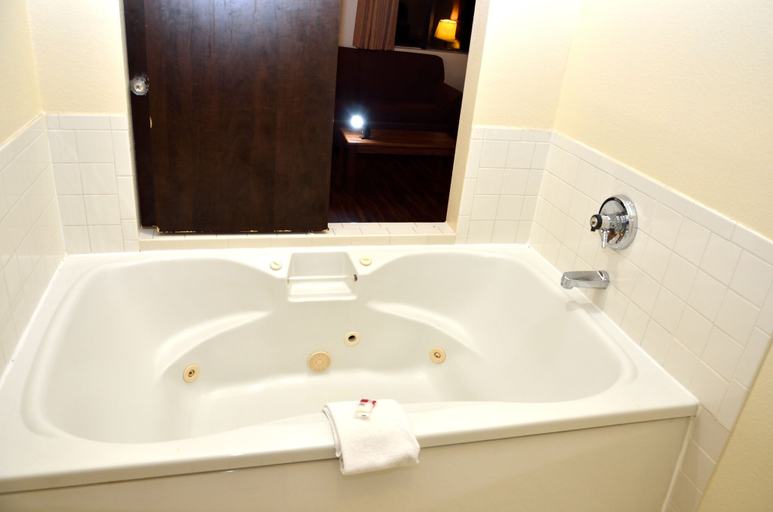 Bathroom 4, Days Inn by Wyndham Glasgow, Barren
