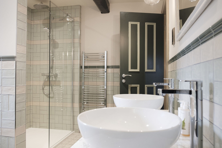 Bathroom 3, Methuen Arms, Wiltshire