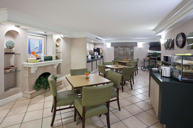 Food & Drinks 4, La Quinta Inn by Wyndham Omaha West, Douglas