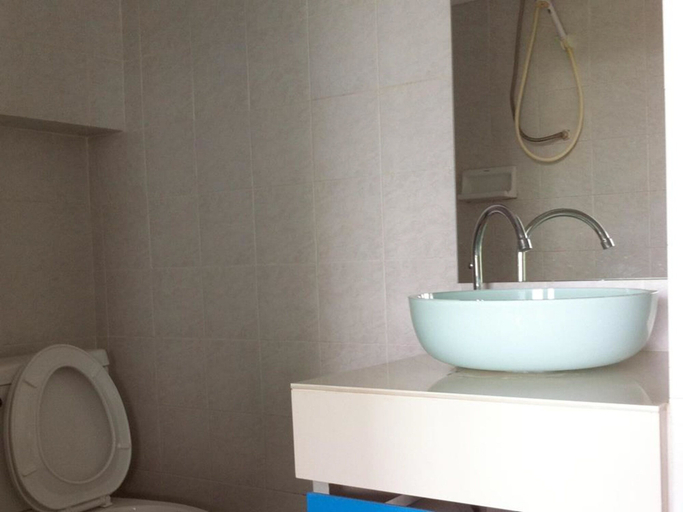 Bathroom 4, Phongkaew Hotel, Muang Surat Thani