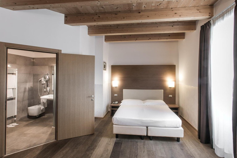Bedroom 3, Hotel Opera', Verona