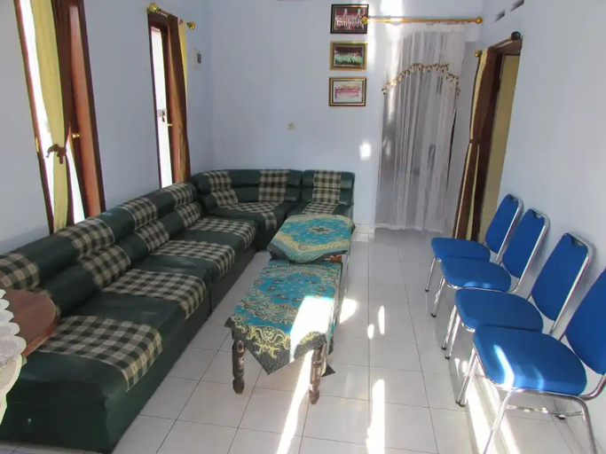 Bedroom 3, Bu Rai Miarthi Homestay by Desa Wisata Blimbingsari, Jembrana