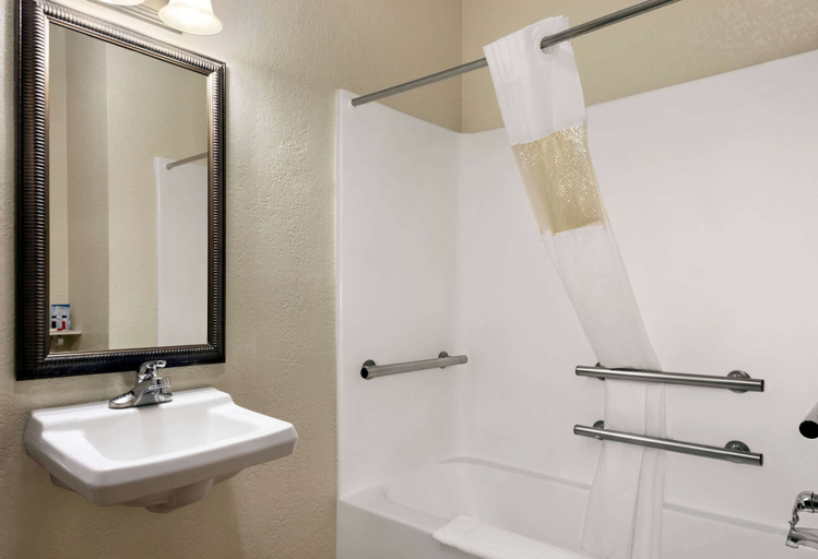 Bathroom 4, Baymont by Wyndham Elizabethtown, Hardin