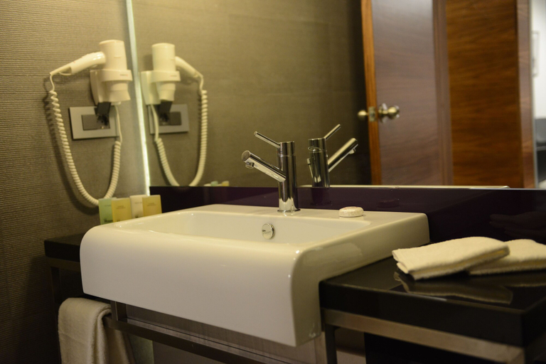 Bathroom 5, Warwick Stone 55 Hotel, El Metn