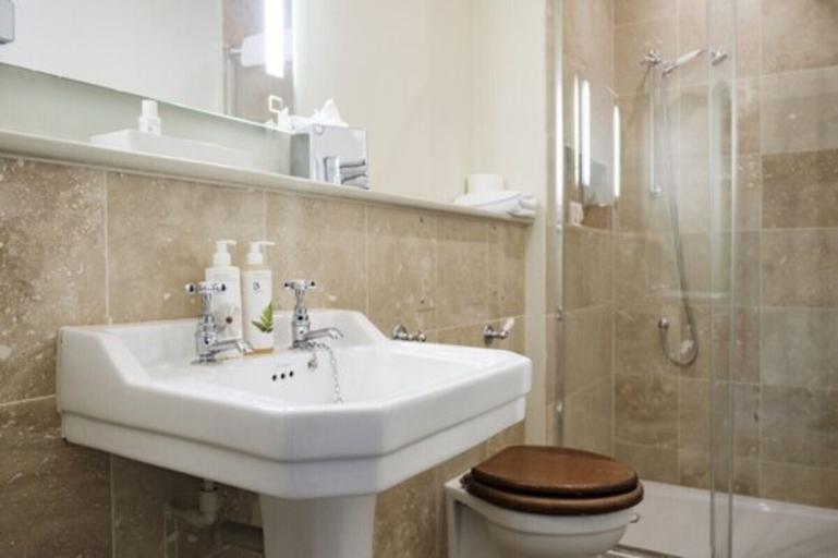 Bathroom 3, Methuen Arms, Wiltshire