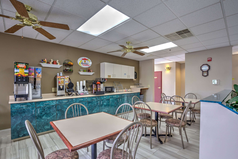 Food & Drinks 5, Super 8 by Wyndham Waterloo, Monroe