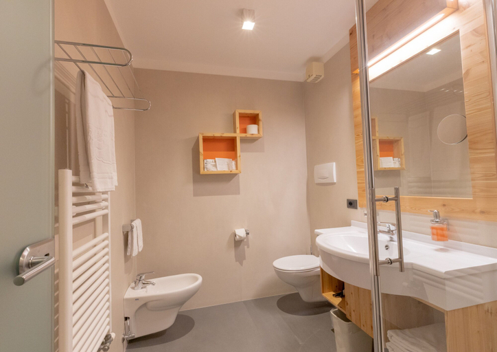 Bathroom 4, Berghotel Miramonti, Trento