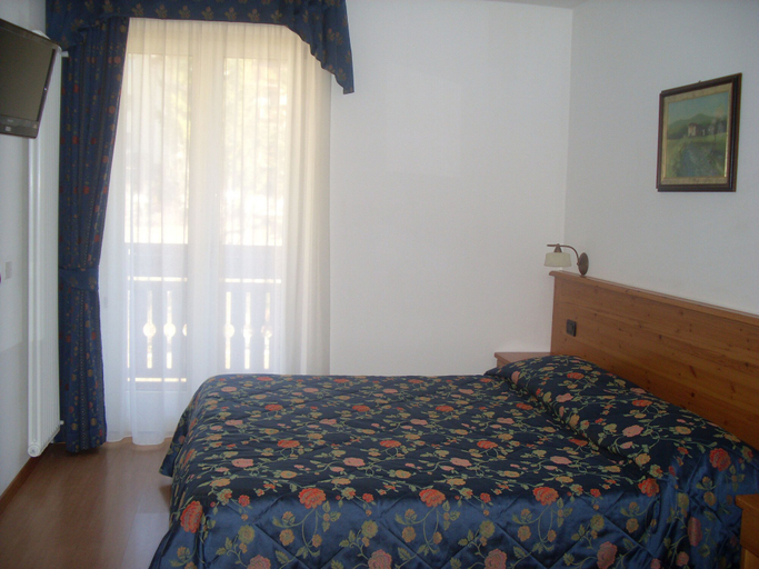 Bedroom 3, Garnì Lago Alpino, Trento